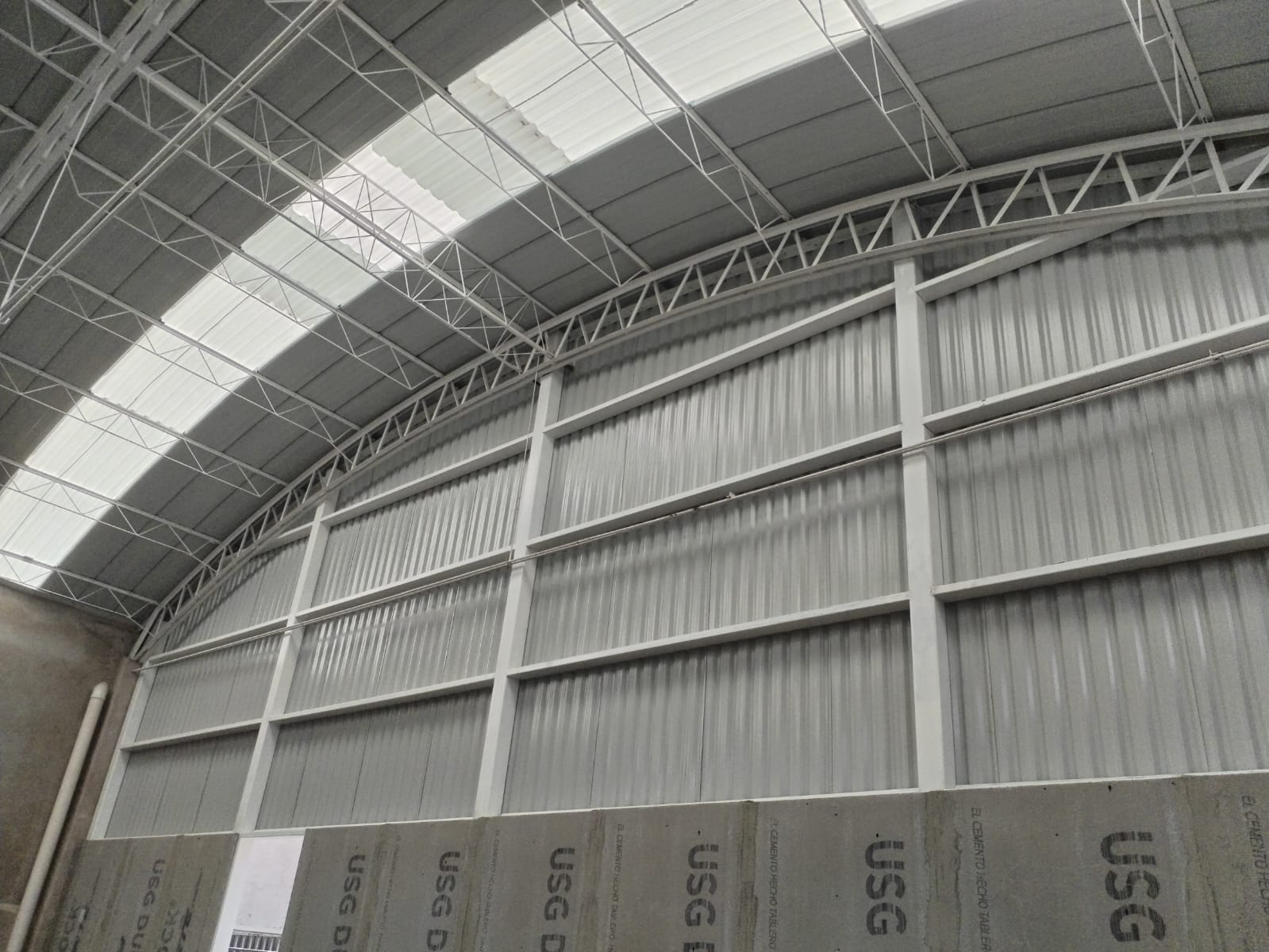 Detalle de estructura metálica y cerramiento del inmueble