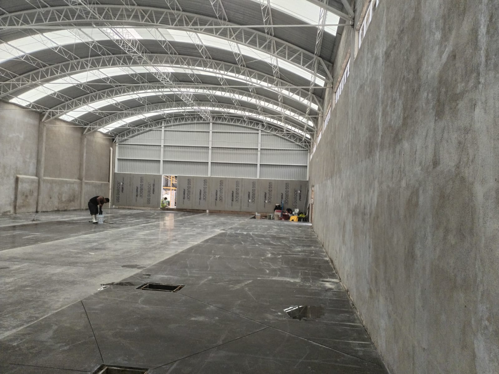 Vista lateral amplia del interior en construcción