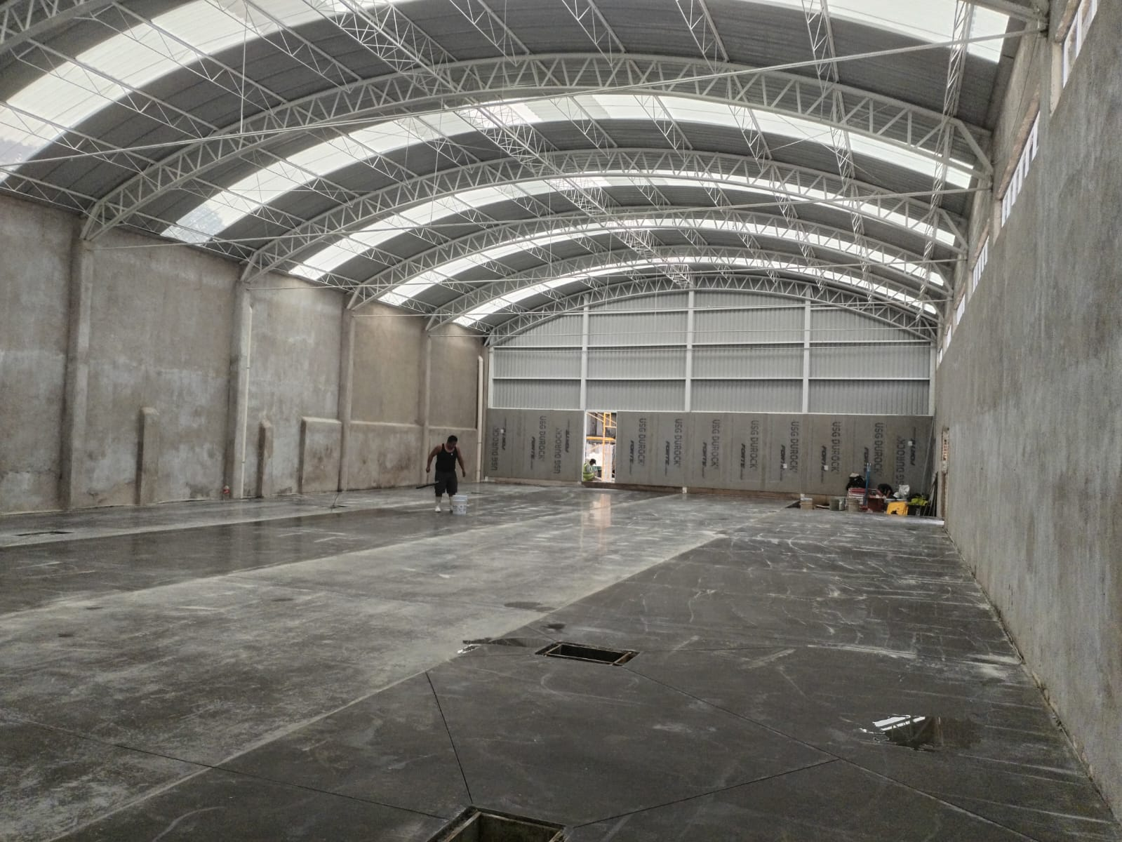 Vista frontal del interior de una construcción