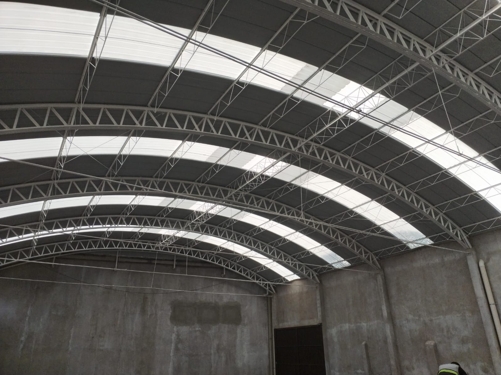 Detalle de la cubierta y estructura metálica de la construcción